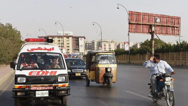 کراچی: مائی کولاچی روڈ پر ٹریلر نے دو افراد کو کچل دیا