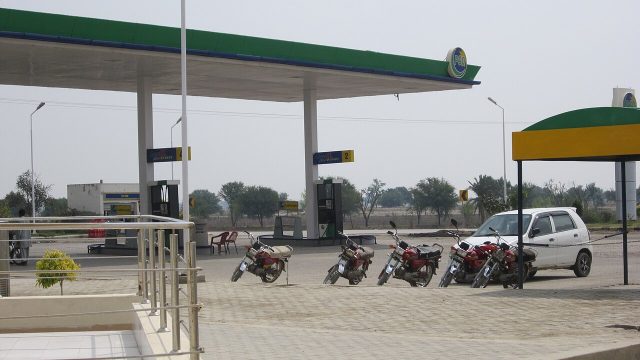 پیٹرول 3 روپے 19 پیسے سستا، ڈیزل 2 روپے 25 پیسے مہنگا